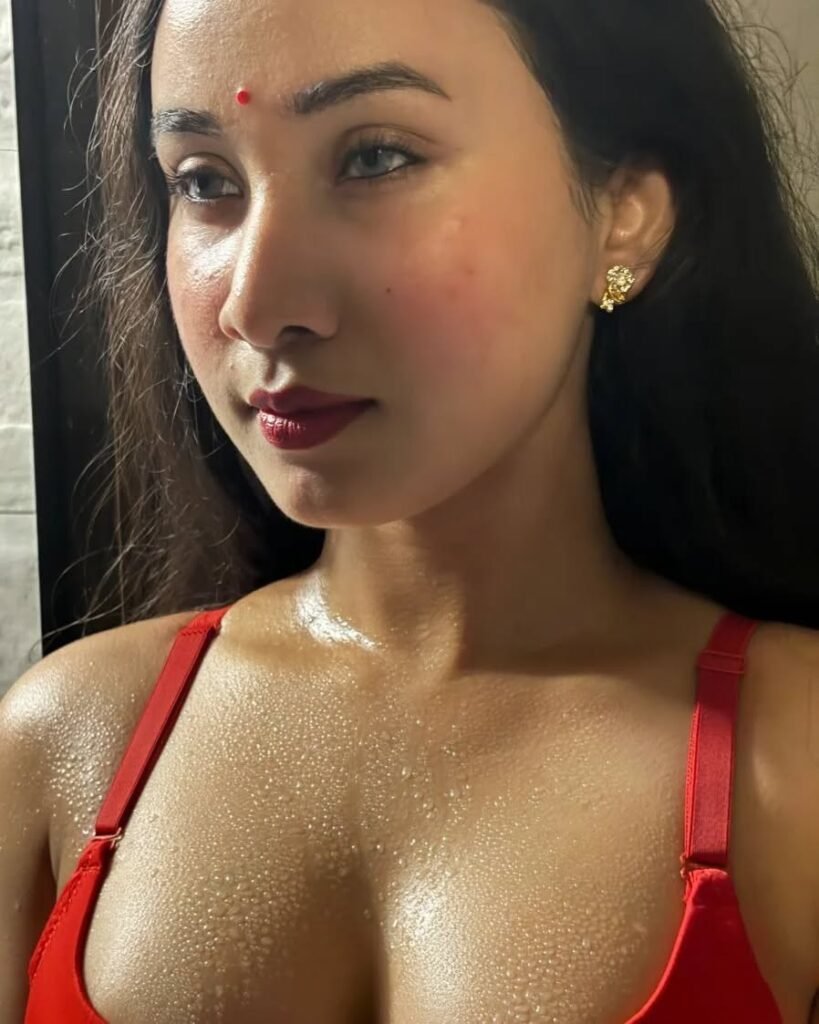 Rima Dutta Red Saree Hot Pic 2