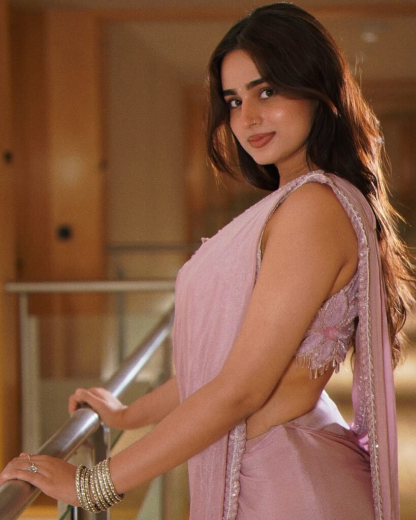 ayesha pink pic