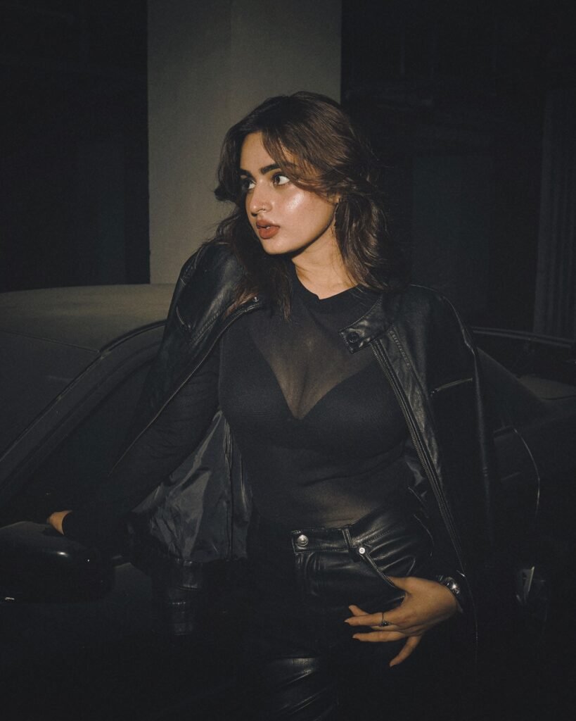 ayesha black pic
