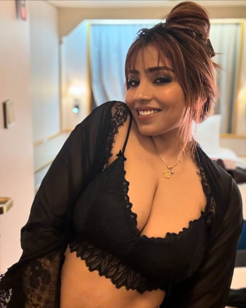 ayushi black bra pic