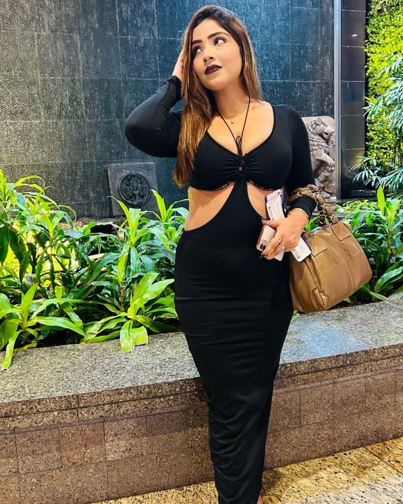 ayushi black pic