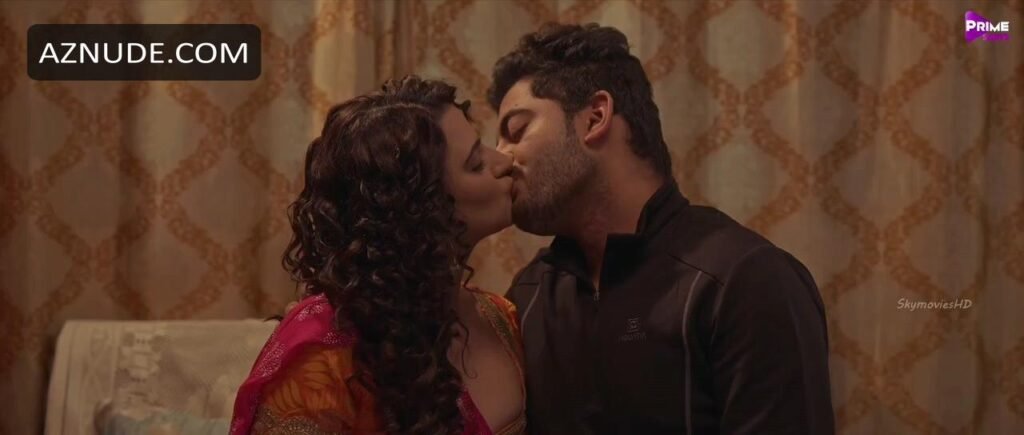 Ayesha Kapoor Smooch Image