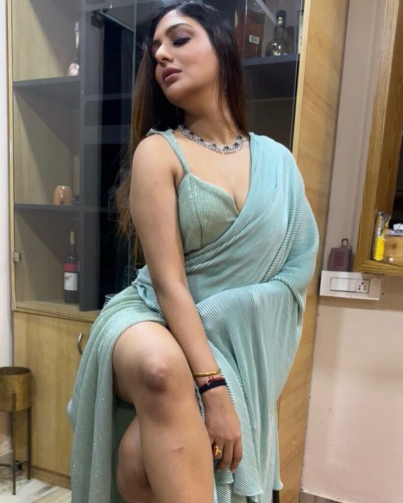 khushi hold pic